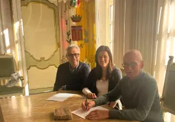 La firma dell'accordo con, a partire da destra, il sindaco Ezio Donadio, l'assessora alla Cultura Lucia Rosso e il presidente di Monviso Arte Cultura e Territorio Livio Allisiardi